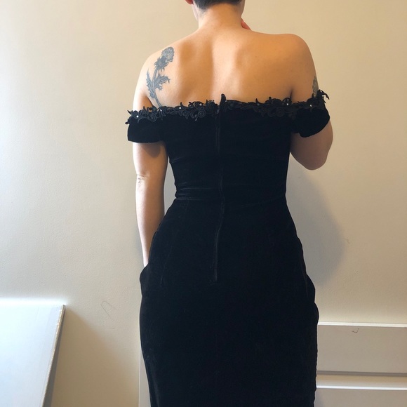 Vintage black velvet off-the-shoulder dress - Picture 4 of 6